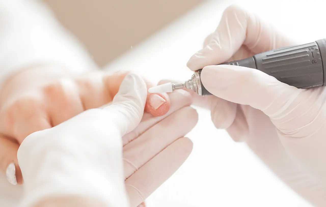 Manicure frezarkowy klasyczny