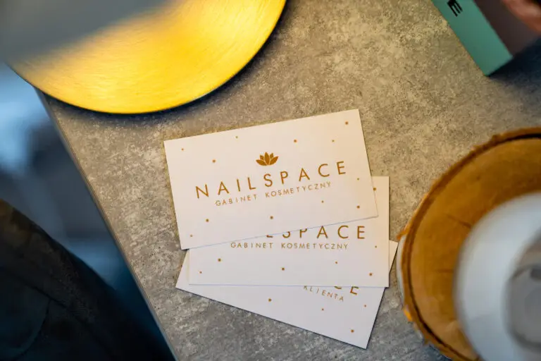 Chwile relaksu i piękne paznokcie – voucher na paznokcie w NailSpace Poznań to połączenie pielęgnacji i odprężenia w profesjonalnym salonie.