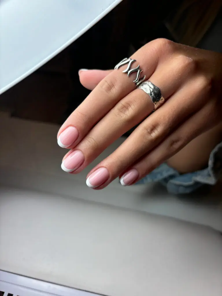 stylizacja paznokci minimalistyczna